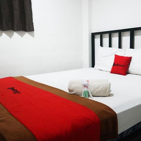Reddoorz At Jalan Somba Opu Losari Макасар Экстерьер фото
