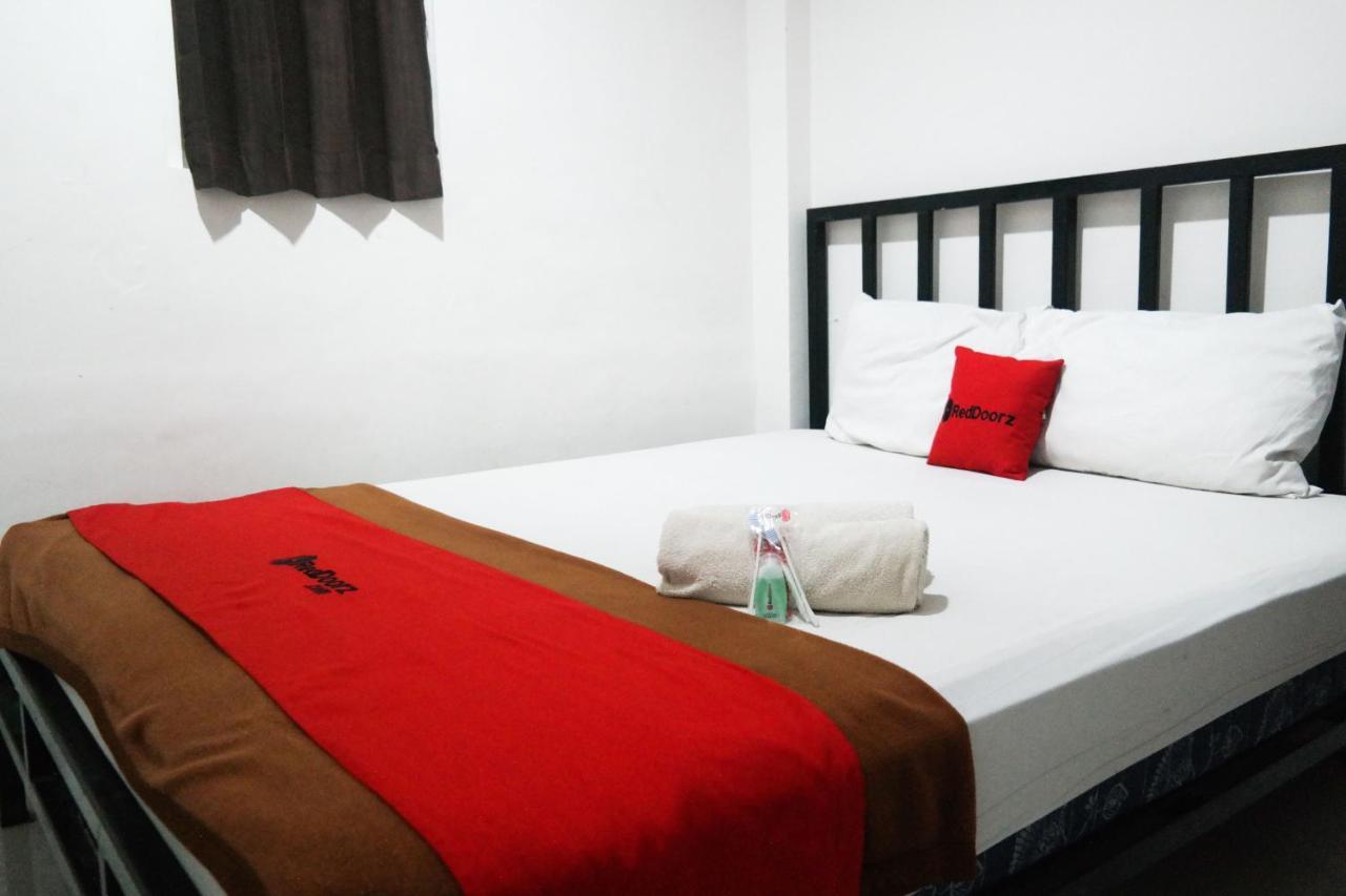 Reddoorz At Jalan Somba Opu Losari Макасар Экстерьер фото